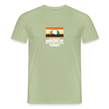 Jeg er træt af at vågne op og ikke være i elfenben - Mænd T-shirt - salviegrøn - Foran - AI Model Male 178 light (178cm)