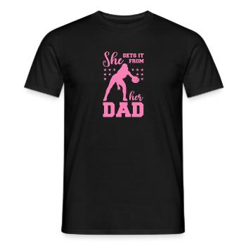 She Gets It From Her Dad - Männer T-Shirt - Schwarz - Vorne - AI Model Male 178 light (178cm)