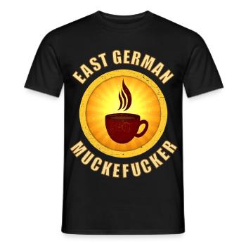 Café DDR muckefuck avec tasse dans un style rétro - T-shirt homme - noir - Devant - AI Model Male 178 light (178cm)