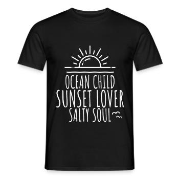 Ocean Child Sunset Lover Salty Soul Meer Liebe - Männer T-Shirt - Schwarz - Vorne - AI Model Male 178 light (178cm)