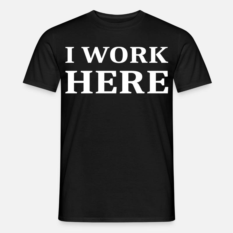 Ich Arbeite hier - Männer T-Shirt - Schwarz