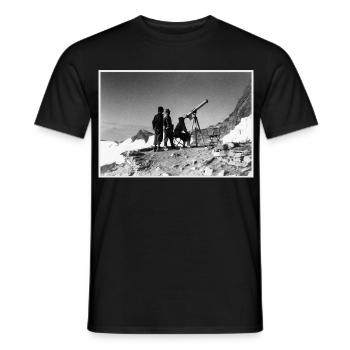 Three men and a telescope - Men's T-Shirt - black - Front - AI Model Male 178 light (178cm)