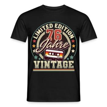 76. Geburtstag Vintage Audiokassette 76 Jahre - Männer T-Shirt - Schwarz - Vorne - AI Model Male 178 light (178cm)