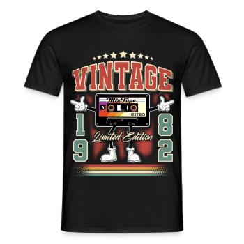 1982 Geburtsjahr Vintage Kassette - Männer T-Shirt - Schwarz - Vorne - AI Model Male 178 light (178cm)