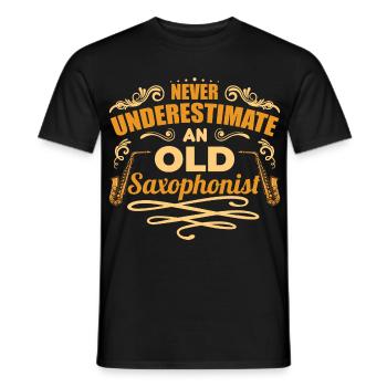 Never Underestimate An Old Saxophonist - Männer T-Shirt - Schwarz - Vorne - AI Model Male 178 light (178cm)