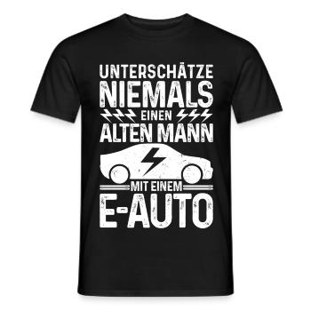 Unterschätze niemals einen Alten Mann mit E-Auto - Männer T-Shirt - Schwarz - Vorne - AI Model Male 178 light (178cm)