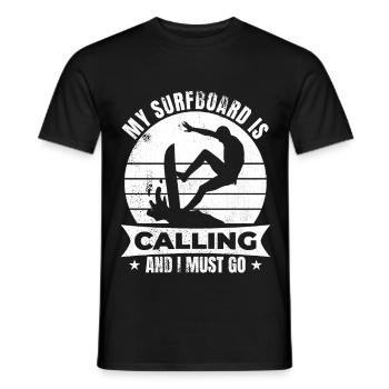 My Surfboard Is Calling And I Must Go - Männer T-Shirt - Schwarz - Vorne - AI Model Male 178 light (178cm)