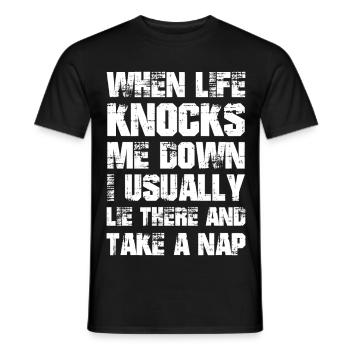 quand la vie me renverse, j’ai l’habitude de m’allonger, de faire une sieste - T-shirt homme - noir - Devant - AI Model Male 178 light (178cm)