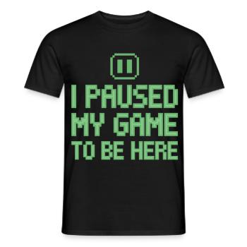 Chemise gamer - J’ai mis mon jeu en pause pour être ici - T-shirt homme - noir - Devant - AI Model Male 178 light (178cm)