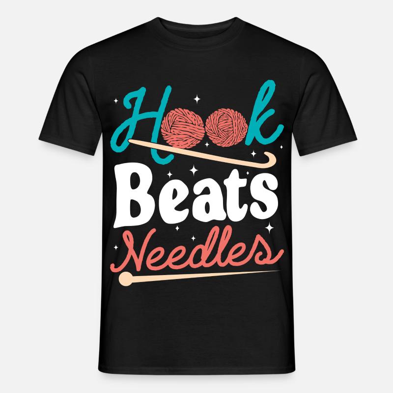 Hook Beats Needles Häkelhäkelgarn - Männer T-Shirt - Schwarz