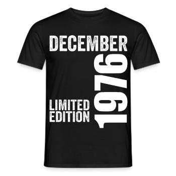 Cadeau Anniversaire Rétro - Décembre 1976 - T-shirt homme - noir - Devant - AI Model Male 178 light (178cm)