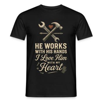 Er Arbeitet Mit Seinen Händen Ich Liebe Ihn Mit - Männer T-Shirt - Schwarz - Vorne - AI Model Male 178 light (178cm)