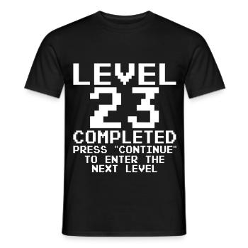 Level 23 Abgeschlossen Pixelabzeichen - Männer T-Shirt - Schwarz - Vorne - AI Model Male 178 light (178cm)