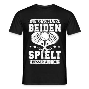 Padelspiel EINER VON UNS SPIELT BESSER ALS DU - Männer T-Shirt - Schwarz - Vorne - AI Model Male 178 light (178cm)