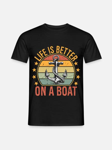 Funny Sailing Boating Sailor Boat Life is Better - Männer T-Shirt - Schwarz