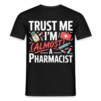 Trust Me I'm Almost a Pharmacist - Männer T-Shirt - Schwarz - Vorne - AI Model Male 178 light (178cm)