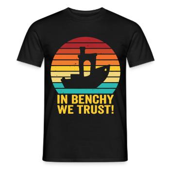 In Benchy We Trust – Retro 3D Printing Design - Men's T-Shirt - black - Front - AI Model Male 178 light (178cm)