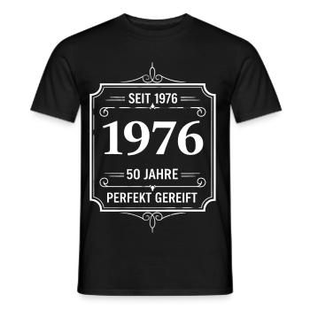 Millésime 1976 – 50 ans parfaitement maturé - T-shirt homme - noir - Devant - AI Model Male 178 light (178cm)