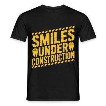Orthodontic Hygienist Smiles Under Dental Care - Männer T-Shirt - Schwarz - Vorne - AI Model Male 178 light (178cm)