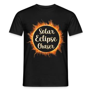 Solar eclipse chaser - Männer T-Shirt - Schwarz - Vorne - AI Model Male 178 light (178cm)