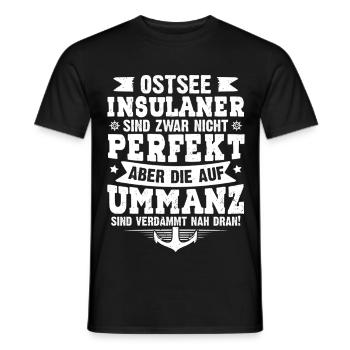 Ummanz OSTSEE INSULANER SIND ZWAR NICHT PERFEKT - Männer T-Shirt - Schwarz - Vorne - AI Model Male 178 light (178cm)