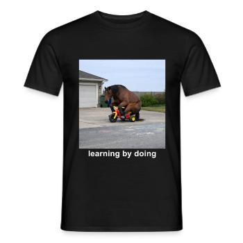 Lernen durch Pferde-Meme-lustigen Humor - Männer T-Shirt - Schwarz - Vorne - AI Model Male 178 light (178cm)