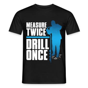 Eisangeln Measure Twice Drill Once - Männer T-Shirt - Schwarz - Vorne - AI Model Male 178 light (178cm)