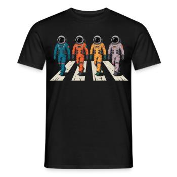 Retro Astronaut Shirt – Science Fiction - Männer T-Shirt - Schwarz - Vorne - AI Model Male 178 light (178cm)