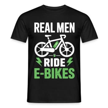 E-Bike Fahrer T-Shirt – Real Men Ride E-Bikes - Männer T-Shirt - Schwarz - Vorne - AI Model Male 178 light (178cm)