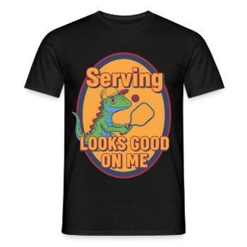 Pickleball, lustiger Spieler, der aufschlägt, steht mir gut - Männer T-Shirt - Schwarz - Vorne - AI Model Male 178 light (178cm)