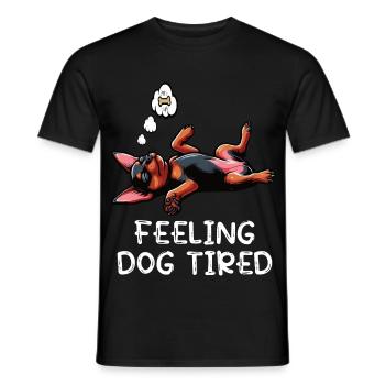 Feeling Dog Tired Zwergpinscher Pinscher Minpin - Männer T-Shirt - Schwarz - Vorne - AI Model Male 178 light (178cm)