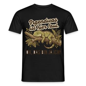 Irgendwas ist hier faul Leguan Spruch - Männer T-Shirt - Schwarz - Vorne - AI Model Male 178 light (178cm)