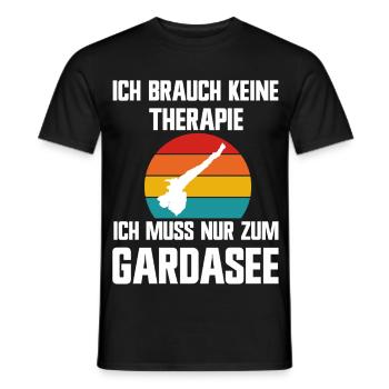 Ich brauche keine Therapie ich muss zum Gardasee - Männer T-Shirt - Schwarz - Vorne - AI Model Male 178 light (178cm)