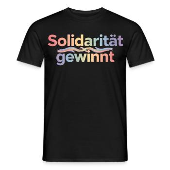 Solidarität Gewinnt Pastel Hoodie Demonstration - Männer T-Shirt - Schwarz - Vorne - AI Model Male 178 light (178cm)