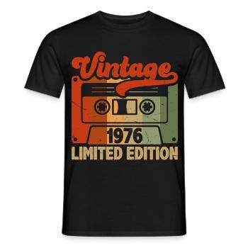 Jubiläums-Limited Edition Vintage-Kassette 1976 - Männer T-Shirt - Schwarz - Vorne - AI Model Male 178 light (178cm)