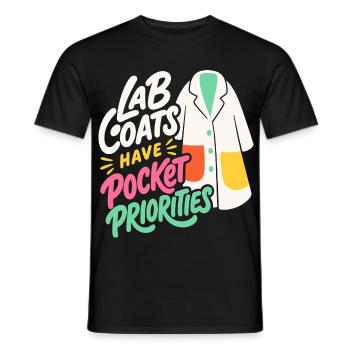 Laborkittel – Lab Coats Have Pocket Priorities - Männer T-Shirt - Schwarz - Vorne - AI Model Male 178 light (178cm)