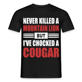Never Killed A Mountain Lion But Chocked A Cougar - Männer T-Shirt - Schwarz - Vorne - AI Model Male 178 light (178cm)