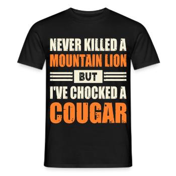 Never Killed A Mountain Lion But Chocked A Cougar - Männer T-Shirt - Schwarz - Vorne - AI Model Male 178 light (178cm)