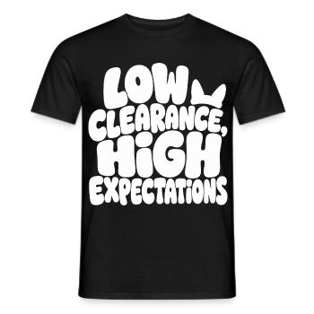 Hundehumor – Low Clearance High Expectations - Männer T-Shirt - Schwarz - Vorne - AI Model Male 178 light (178cm)