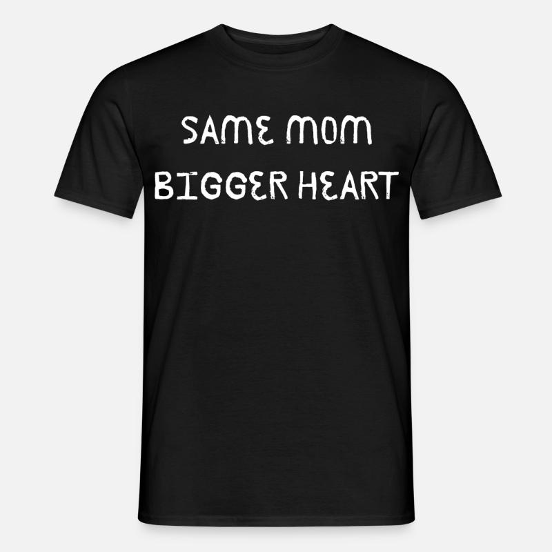 Same Mom Bigger Heart - Männer T-Shirt - Schwarz