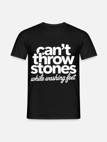 Kann keine Steine werfen, während man die Füße demütig wäscht - Männer T-Shirt - Schwarz