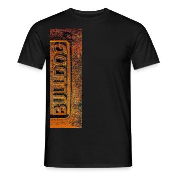 Vertikales Bild eines verrosteten Teils eines Bulldog-Traktors - Männer T-Shirt - Schwarz - Vorne - AI Model Male 178 light (178cm)