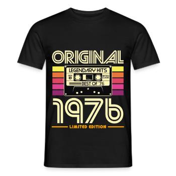 Originale limitierte Retro-Kassette von 1976 - Männer T-Shirt - Schwarz - Vorne - AI Model Male 178 light (178cm)