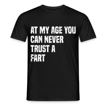 At My Age You Can Never Trust A Fart Lustig - Männer T-Shirt - Schwarz - Vorne - AI Model Male 178 light (178cm)