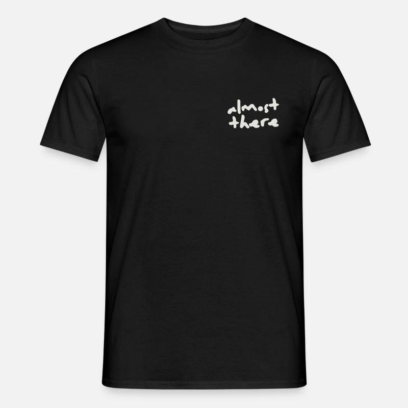 Almost There Never Give Up - Männer T-Shirt - Schwarz