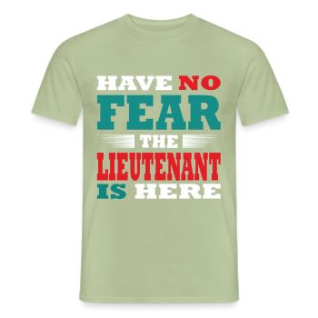 Have no Fear the Leutnant is here Outfit - Männer T-Shirt - Sage - Vorne - AI Model Male 178 light (178cm)