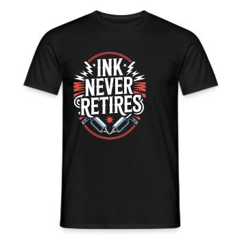 Des personnes âgées tatouées vieillissant fièrement, - T-shirt homme - noir - Devant - AI Model Male 178 light (178cm)