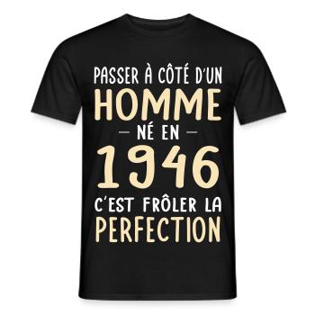 Né en 1946 – Frôler la perfection  - T-shirt homme - noir - Devant - AI Model Male 178 light (178cm)