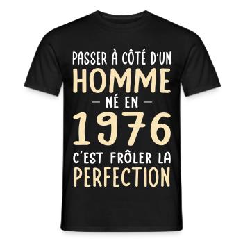 Né en 1976 – Frôler la perfection  - T-shirt homme - noir - Devant - AI Model Male 178 light (178cm)