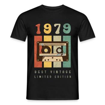 1979 Best Vintage Kassette – 70er Retro Kult Motiv - Männer T-Shirt - Schwarz - Vorne - AI Model Male 178 light (178cm)